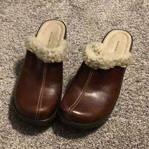 New Bandolino Chocolate Clogs with Soft Cream Trim